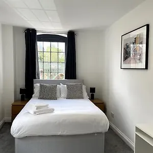 Apartment 2 The Courtyard - For Business, Leisure Or Relocation, Exeter